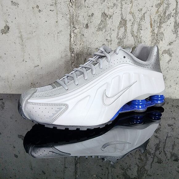 MSRP $155 Nike Shox R4 HQ1988-102 Mens 10 White Silver Blue main image 4